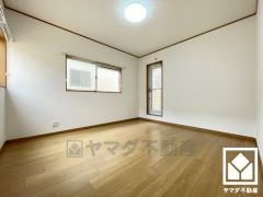 約7帖の2階洋室です。3面採光の大きな窓からは明るい光が降り注ぎます。柔らかな光が差し込むお部屋で、快適で落ち着いた生活をお送りいただけます。