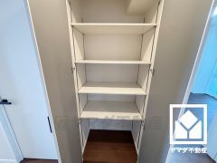 廊下にも稼働棚の設置された収納があり、住空間を広々お使いいただけます。