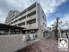 浴室暖房乾燥機付き。真冬の寒い浴室を暖かく、また雨の日の洗濯物の乾燥にと多用途に活躍する機能です。