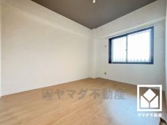 明るい陽光がたっぷり差し込む心地よい生活空間です。独立した居室なのでプライベートな時間をゆったり過ごせそうです。