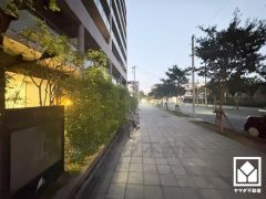 玄関周りに個性が生まれるポーチ付き。門扉がございますので、防犯面でも効果的です。