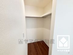 大きなウォークインクローゼットなので整理整頓しやすいです。