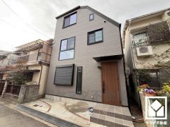 リビングにはカウンターデスクが設置されており、ワーキングスペースやお子様のスタディスペースなど、多用途にご利用いただけます。