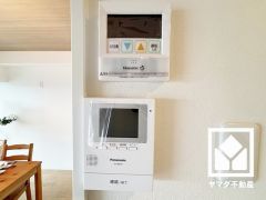 突然の来訪時でも安心なモニター付きインターホンを完備。お留守番中のお子様でも簡単に来訪者の確認ができます。