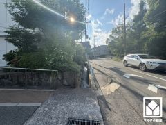 現況はバルコニーに洗濯機置場が設置されておりますが、室内洗濯機置場への変更も可能です（別途費用が必要となります）。詳細は弊社スタッフまでお気軽にお問い合わせください。