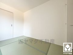 陽光がたっぷり差し込む洗練された和室。温かみのある畳のスッキリとしたデザインが、暮らしを心地よく彩ります。