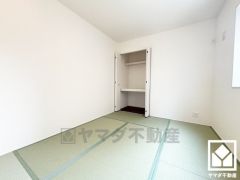 約6帖の洋風和室です。リビングに隣接している為、開放感があります。押入にはお客様用の座布団や寝具も収納可能です。