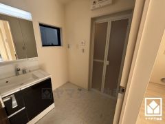 収納付きでスッキリお使い頂ける3面鏡の洗面台です。洗面ボウルが広めなので、忙しい朝でも身支度がしやすく時短になります。