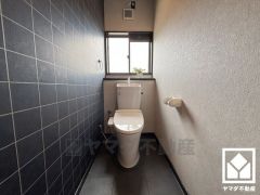 明るく清潔感溢れるトイレです。温水洗浄便座付きで、季節を問わずいつでも温かい便座をお使いいただけます。