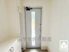 白を基調とした明るい玄関で、毎日を爽やかにスタート。清潔感あふれる空間が、訪れる人々を温かく迎えます。