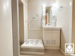 収納付きでスッキリお使い頂ける洗面台です。洗面ボウルが広めなので、忙しい朝でも身支度がしやすく時短になります。