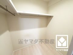 新たに家具を買わなくても良いので、ハンガーパイプ付きのクローゼットは嬉しいですね。