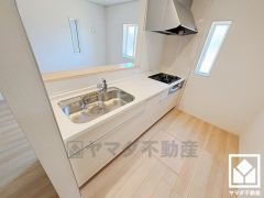 カウンターキッチンなので配膳や片付けがしやすく、お料理中でもお子様の様子が分かって安心です。災害時の非常食や食料品のストックなども保存できる床下収納がございます。