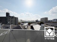 5階建て最上階で前面に視界を遮る高い建物がなく、開放的な景色が広がります。