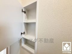 トイレは各階に戸棚がございますので、消耗品置き場には困りません。