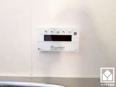 ボタン1つで自動でお湯張りができるオートバス機能付き。追い炊き機能もございますので、いつでも温かいお風呂に入ることができます。