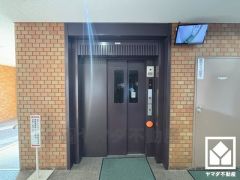 スムーズな移動を叶えるエレベーター。忙しい朝も快適に、ストレスフリーな暮らしをサポート。防犯カメラが設置されておりセキュリティにも配慮されています。