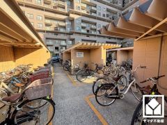 広々とした屋根付き駐輪場を完備。雨や風、直射日光から自転車を守ることができます。