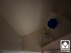 トイレ設置予定のスペースです。トイレットペーパーのストックや消耗品置き場、小物置きなどとしてもお使いいただける棚がございます。