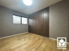 約6帖の洋室です。全居室に窓がございます。明るい陽光がたっぷり差し込む心地よい生活空間です。