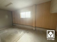 シャッター付きのインナーガレージで、盗難やいたずらを防止します。重い荷物や雨の日の移動もスムーズで、快適なカーライフを実現。