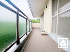 南西向きバルコニーで陽当たり、風通し良好。5階建て4階部分で前面に視界を遮る高い建物がなく、海まで見渡せる開放的な景色が広がります。