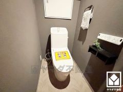 明るく清潔感溢れるトイレです。2連トイレットペーパーホルダーなのでお取替えの手間が軽減できます。