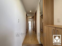 玄関にはシューズボックスを完備。家族の靴もしっかり収納できるので、玄関がいつも片付き、気持ちよくお客様を迎えられます。お出かけの前のチェックにも便利な鏡付きです。