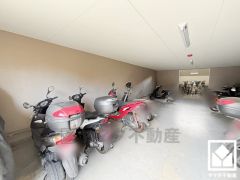 屋内バイク置き場がございます（月額300円～1000円）。雨や風、直射日光から自転車を守ることができます。