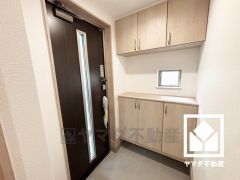 2面採光の窓から光が差し込み、外出時にも帰宅時にも、明るい気持ちになれる玄関です。