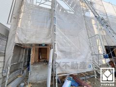 ユニークな遊具や豊かな植栽が特徴の「松ヶ本公園」や、高いフェンスで囲まれた広場のある「椀田公園」など、徒歩圏内に複数の公園があり、子育て世帯の方にもお勧めです。