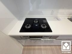 家族のごはん作りがはかどる。同時調理ができる3口コンロ付き。