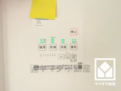 浴室暖房乾燥機付き。真冬の寒い浴室を暖かく、また雨の日の洗濯物の乾燥にと多用途に活躍する機能です。