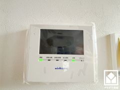 太陽光発電4.55kW・蓄電池搭載。自家発電した電気を使うことで電気代の節約になると同時に、電気料金に含まれる再エネ賦課金の支払い額の削減にも繋がり、余剰電力を売ることで収入を得ることもできます。
