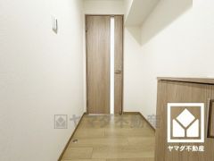 玄関にはシューズボックスを完備。家族の靴もしっかり収納できるので、玄関がいつも片付き、気持ちよくお客様を迎えられます。