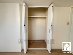 クローゼットは奥行きがあるので、収納力も申し分ありません。