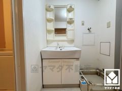 収納付きでスッキリお使い頂ける洗面台です。洗面ボウルが広めなので、忙しい朝でも身支度がしやすく時短になります。