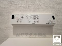 温水洗浄便座付きで、季節を問わずいつでも温かい便座をお使いいただけます。