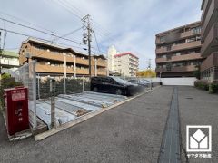敷地内に駐車場を完備（月額9000円～）。機械式のため車種制限あり。現在、駐車場に空きがございます。空き状況は変動いたしますので、詳細は弊社スタッフまでお気軽にお問い合わせください。
