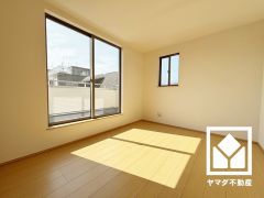 バルコニーにつながるお部屋で、通風・陽当たり良好。