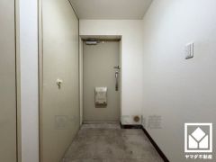 白を基調とした明るい玄関で、毎日を爽やかにスタート。広々とした開放感と清潔感あふれる空間が、訪れる人々を温かく迎えます。