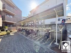 サイクルラックの設置された駐輪場も完備しています。スッキリ整理されて、自転車同士の接触や転倒の心配がございません。（月額300円/台。3台目以降は月額1000円/台。シール代無償）