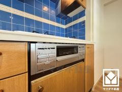 調理に手間がかかりがちな肉や魚を、短時間でサッと焼き上げることができるグリル付き。