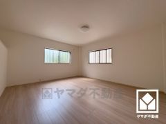 約10帖の1階洋室です。全居室に窓がございます。明るい陽光がたっぷり差し込む心地よい生活空間です。