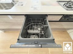 毎日の家事の負担を軽減でき、水道代の節約にもなる食器洗乾燥機付き。