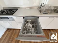 毎日の家事の負担を軽減でき、水道代の節約にもなる食器洗乾燥機付き。
