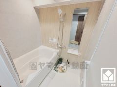 1日の疲れを癒す浴室でゆったりリフレッシュ。ナチュラルな木目調のアクセントパネルは落ち着いた雰囲気を演出してくれます。