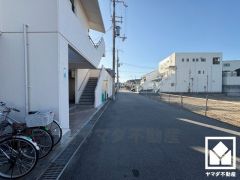 「スギドラッグ尼崎西立花店」まで徒歩4分、「セブンイレブン尼崎浜田町2丁目店」まで徒歩4分、「グルメシティ西大島店」まで徒歩5分など、お買い物施設が徒歩5分圏内に複数あり便利な住環境です。