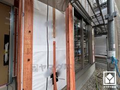 キッチンはカウンター付きの対面式。配膳や片付けがしやすく、お料理中でもお子様の様子が分かって安心です。キッチン横には窓がございますので、昼間は手元が明るく、お料理がはかどります。