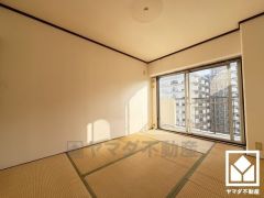 約6帖の和室です。バルコニーにつながるお部屋で、通風・陽当たり良好。全居室窓付きの、明るい陽光がたっぷり差し込む心地よい生活空間です。